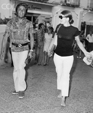 Jacqueline Onassis cammina con Valentino a Capri il 24 Agosto 1970 - Image by © Bettmann/CORBIS